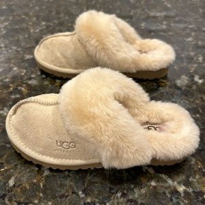 UGG Little Girls 13 Cozy Slippers